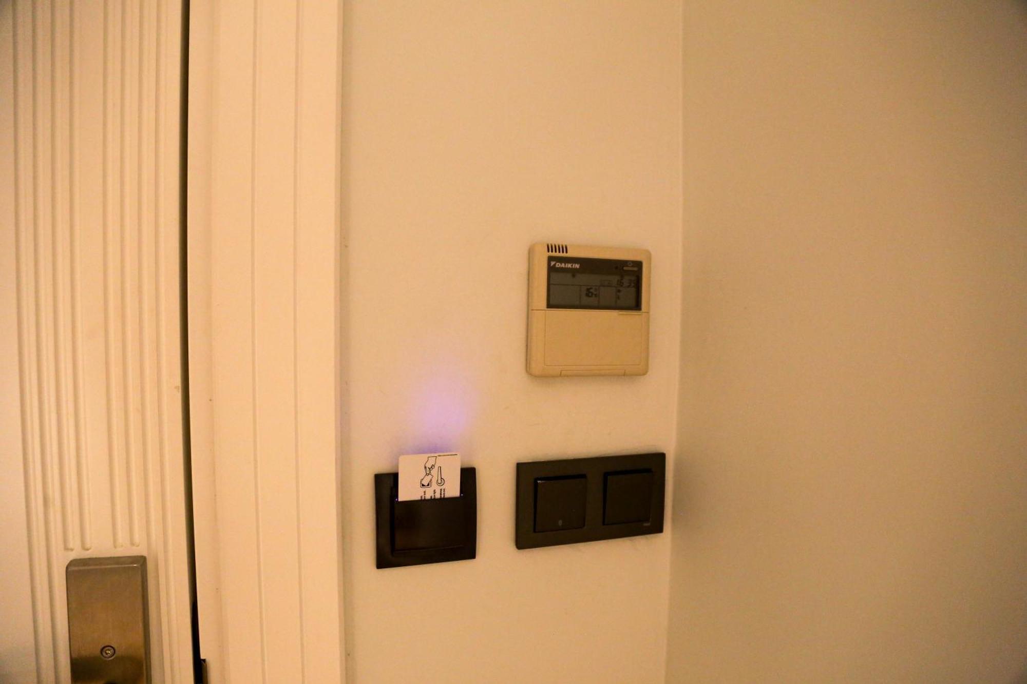 Axu Airport Hotel Arnavutkoy المظهر الخارجي الصورة A Honeywell Home Thermostat