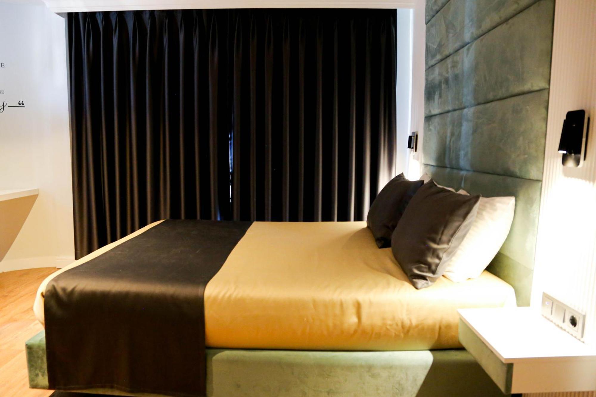 Axu Airport Hotel Arnavutkoy المظهر الخارجي الصورة A bedroom at the hotel
