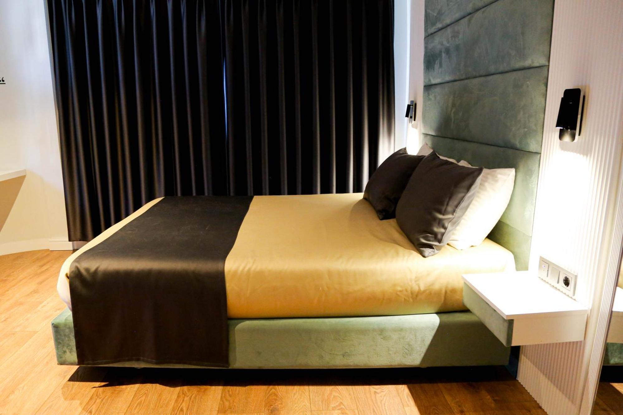 Axu Airport Hotel Arnavutkoy المظهر الخارجي الصورة A bed