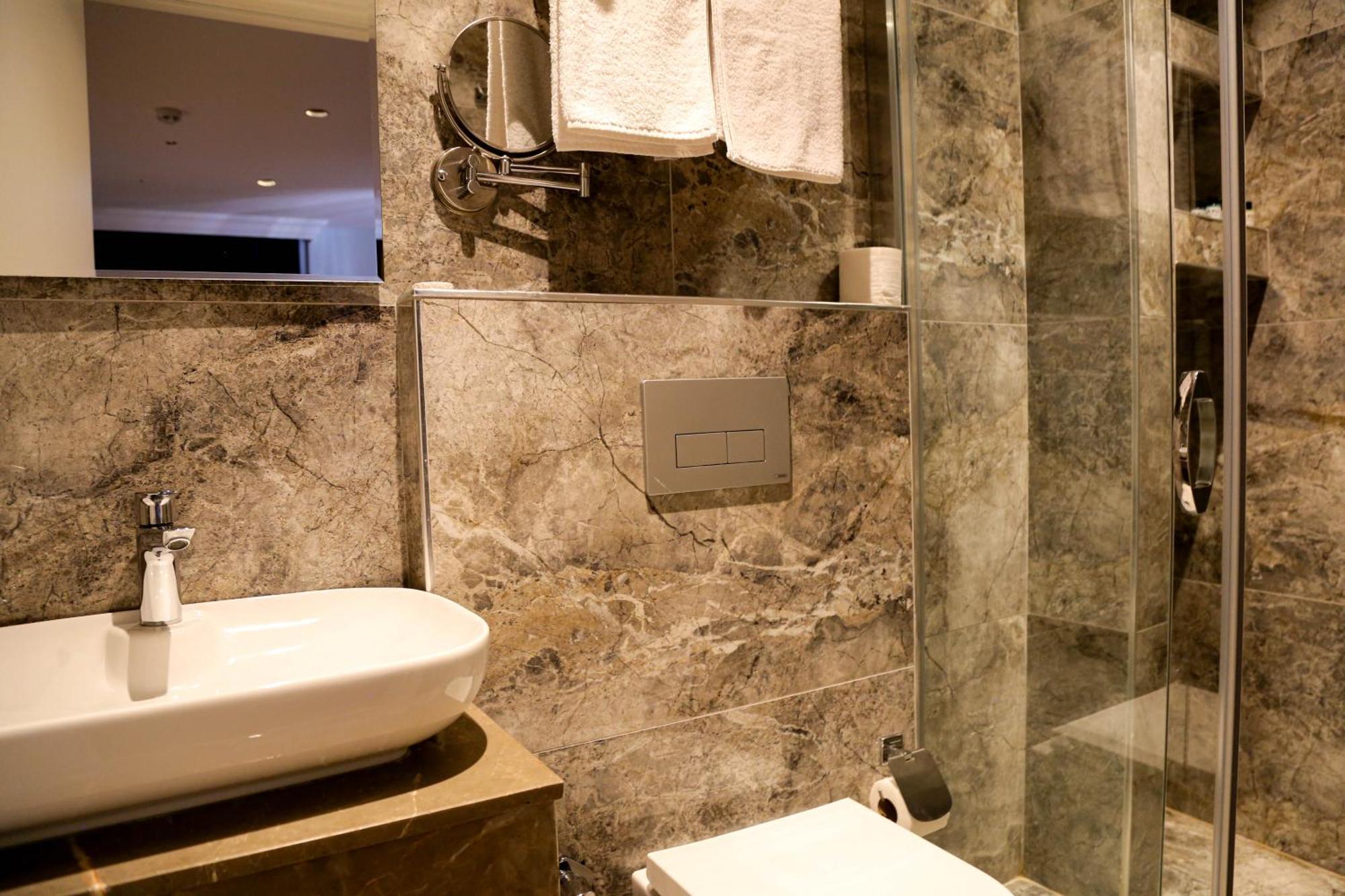 Axu Airport Hotel Arnavutkoy المظهر الخارجي الصورة A bathroom with a shower cubicle