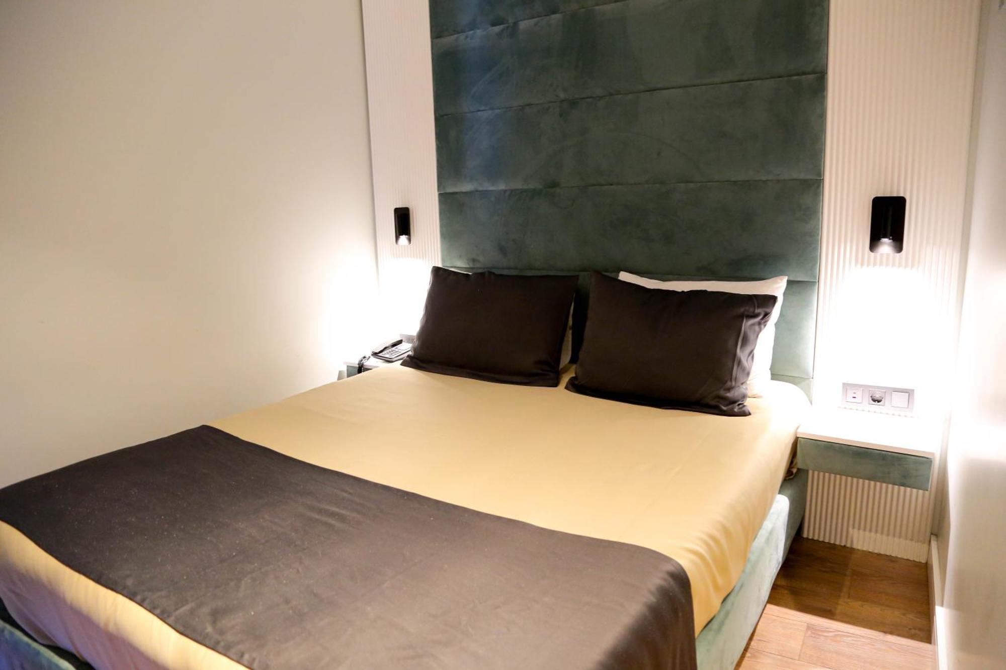 Axu Airport Hotel Arnavutkoy المظهر الخارجي الصورة A bedroom at the hotel