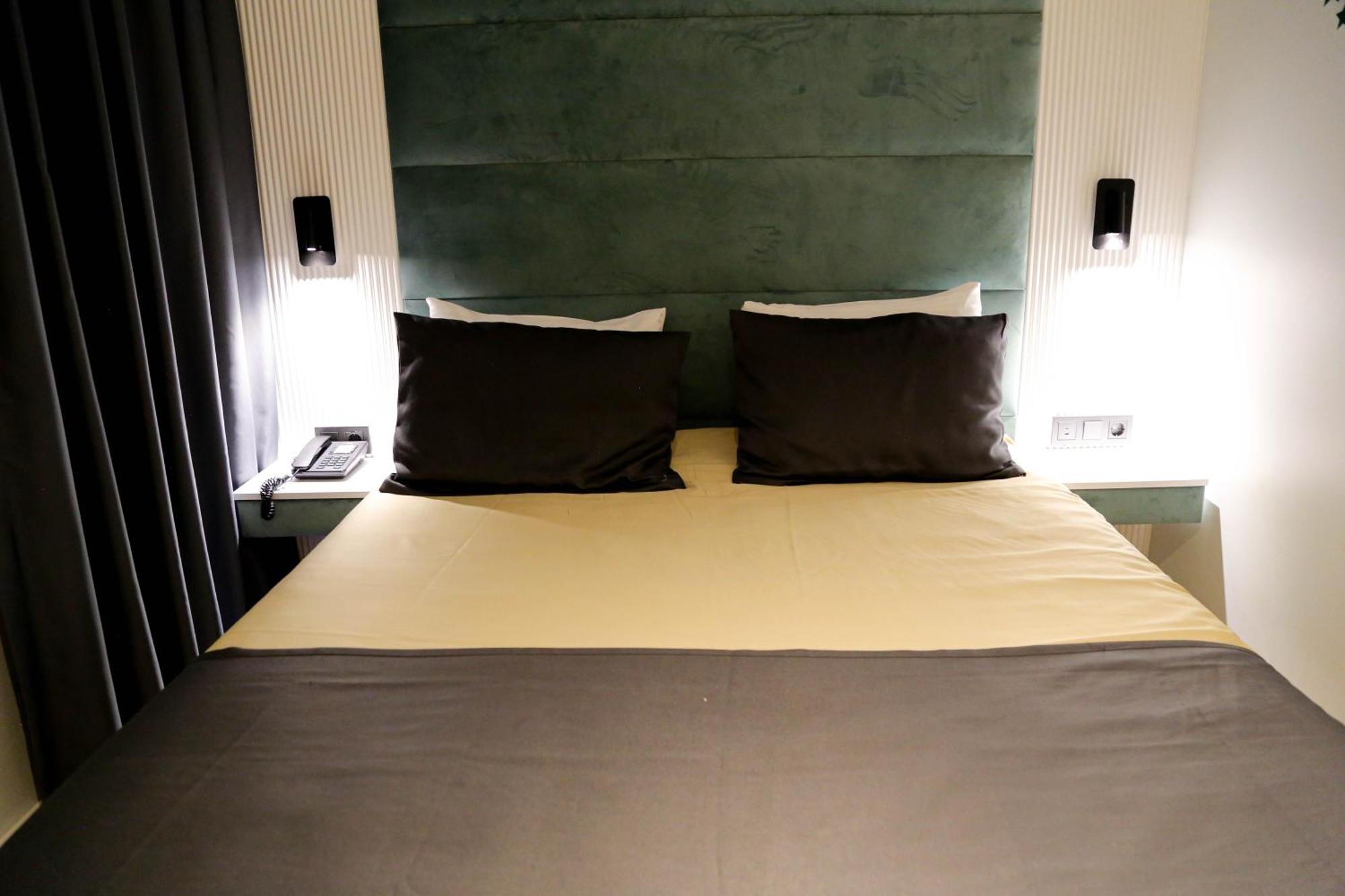 Axu Airport Hotel Arnavutkoy المظهر الخارجي الصورة A bed