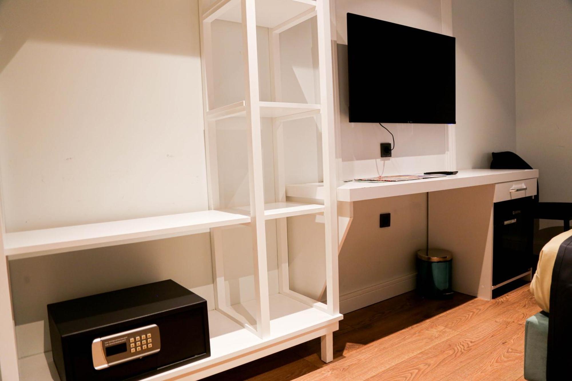 Axu Airport Hotel Arnavutkoy المظهر الخارجي الصورة A safe in a hotel room