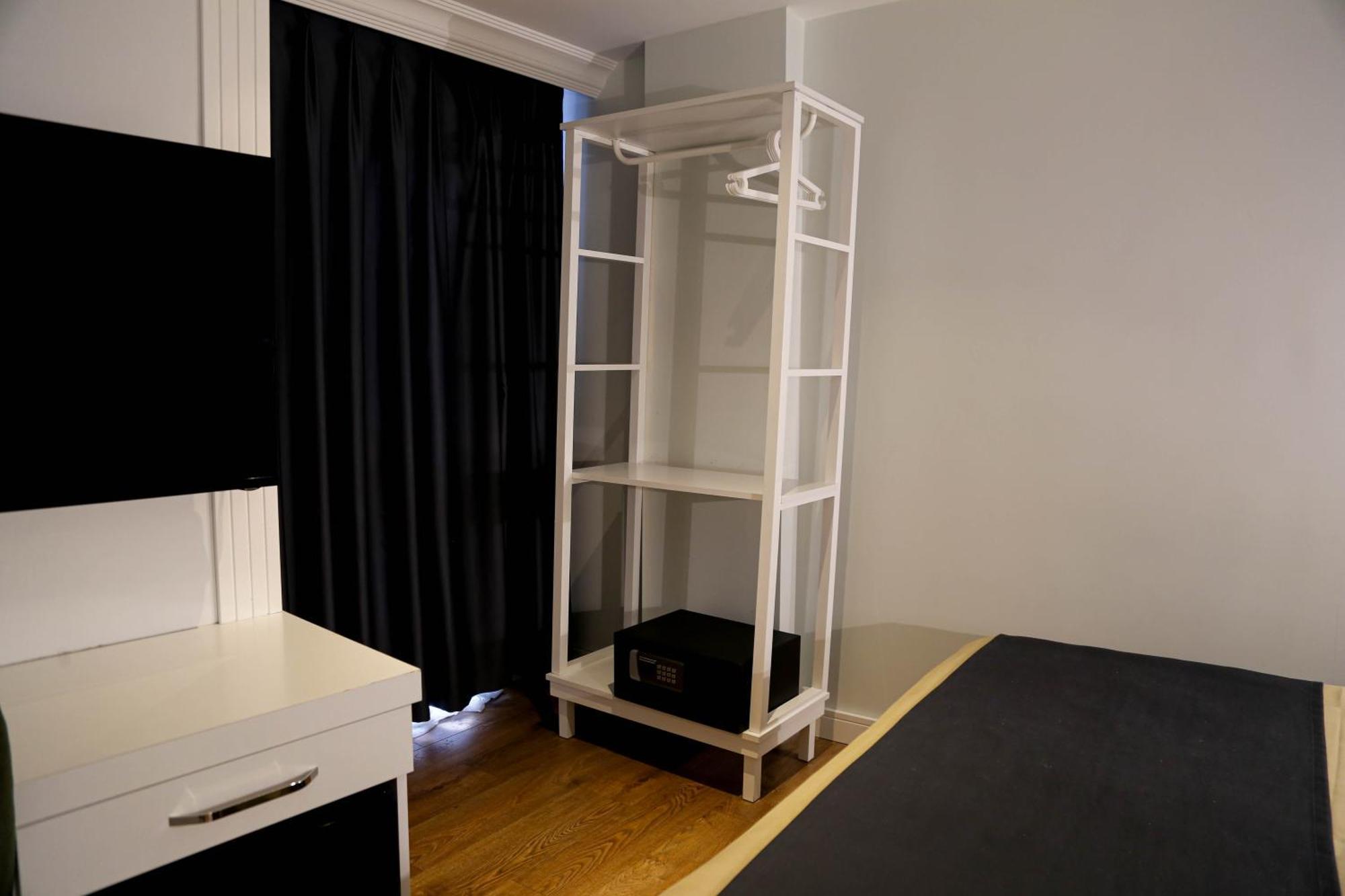 Axu Airport Hotel Arnavutkoy المظهر الخارجي الصورة A coat rack