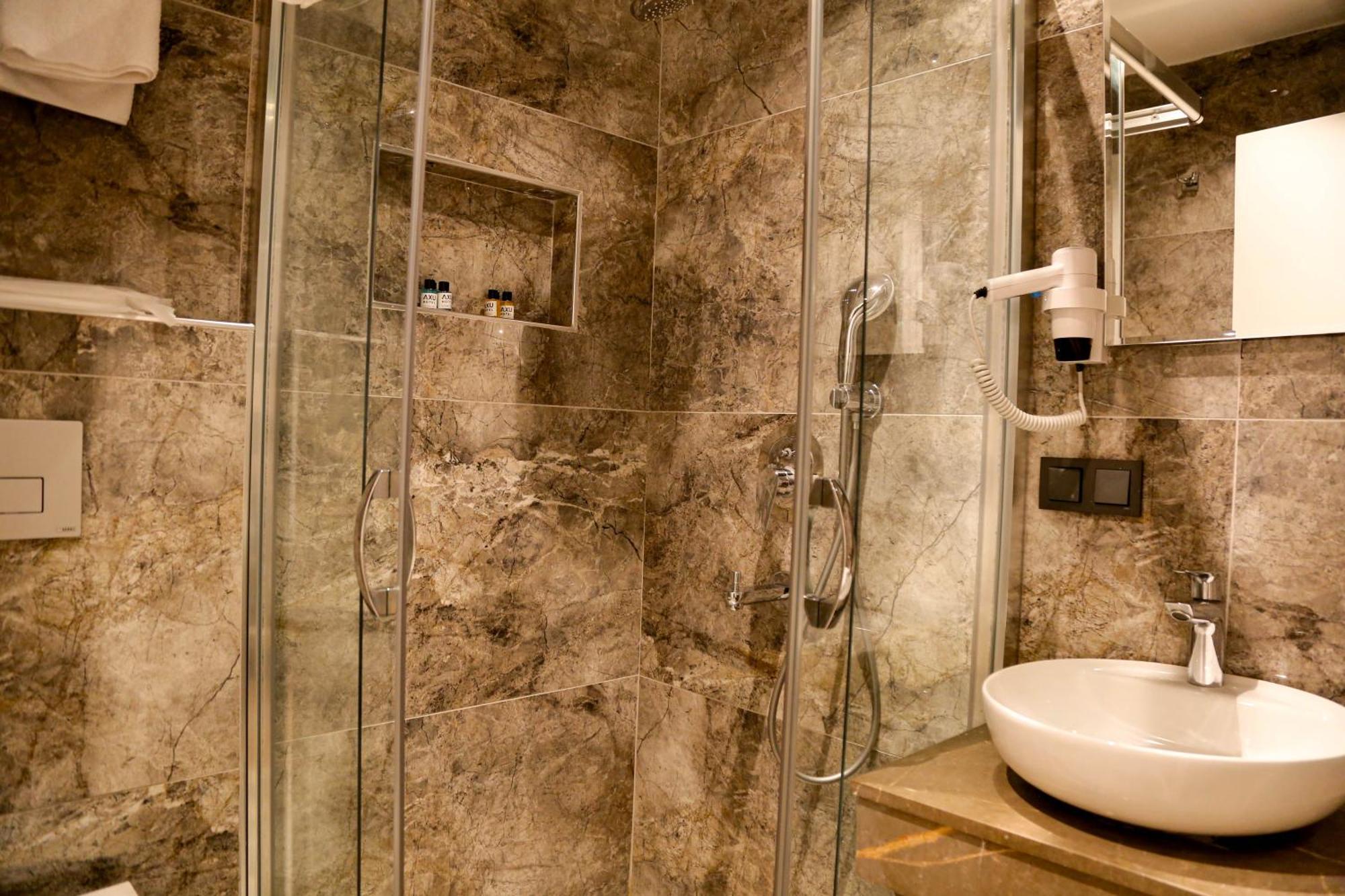 Axu Airport Hotel Arnavutkoy المظهر الخارجي الصورة A shower enclosure
