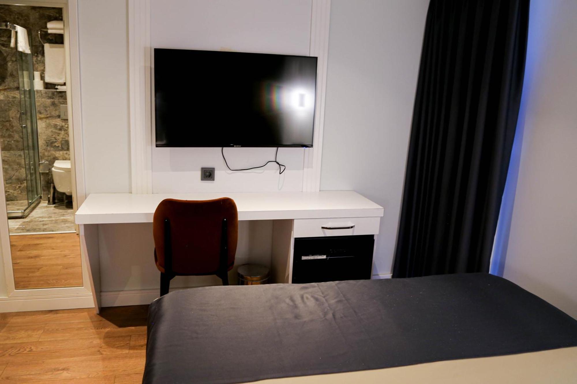 Axu Airport Hotel Arnavutkoy المظهر الخارجي الصورة A television in a hotel room