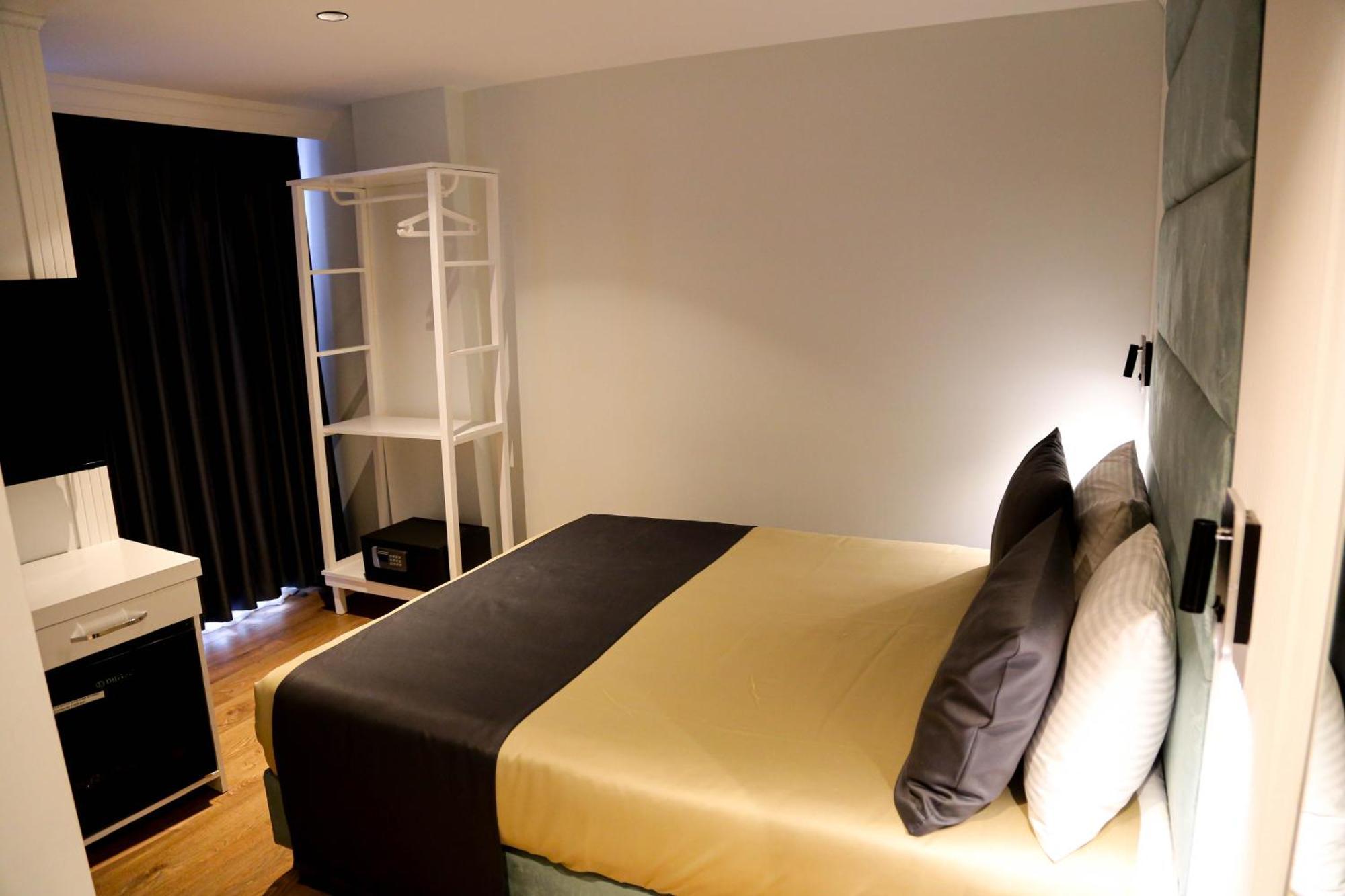 Axu Airport Hotel Arnavutkoy المظهر الخارجي الصورة A room at the hotel