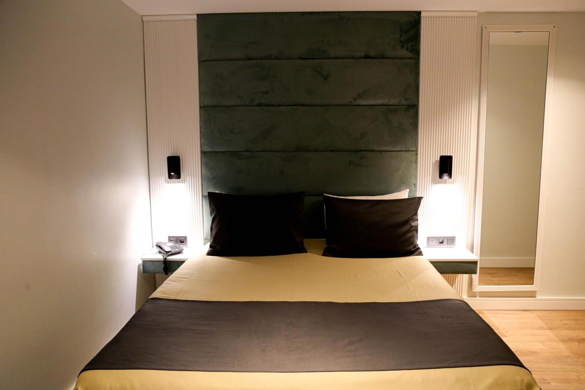 Axu Airport Hotel Arnavutkoy المظهر الخارجي الصورة A bedroom at the hotel