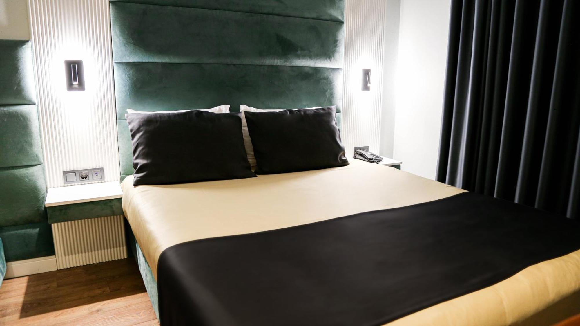 Axu Airport Hotel Arnavutkoy المظهر الخارجي الصورة A bed with a bed runner
